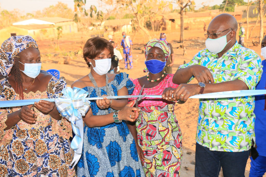 L’honorable Abira Bonfoh inaugure le premier bâtiment de la maison de la femme de Bangéli