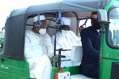 La PIA fait don de véhicules électriques à trois ministères