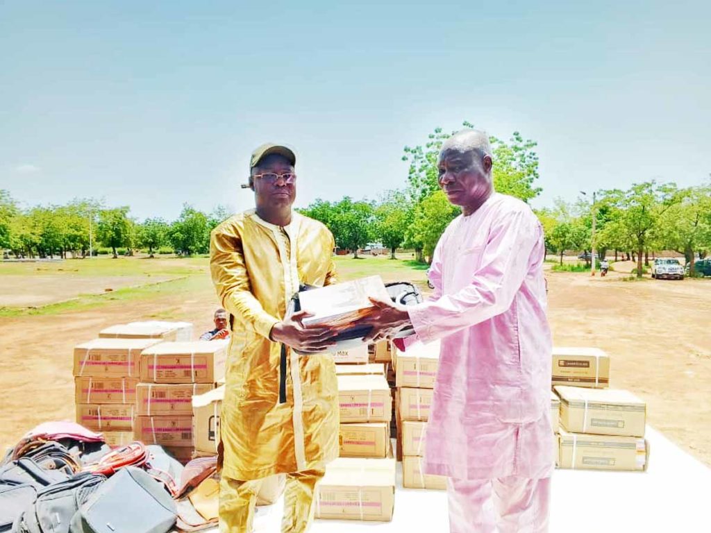 Tône: Benjamin Laré accompagne 12 écoles avec des Kits scolaires