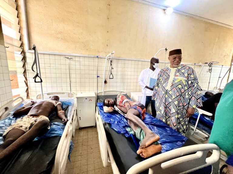 Une délégation du gouvernement aux côtés des victimes de l’accident de Tchindique Une délégation du gouvernement aux côtés des victimes de l'accident de Tchindique