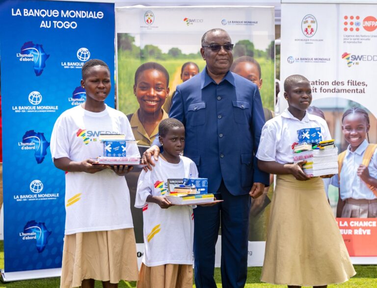 Distribution de kits scolaires aux filles: la campagne nationale 2025-2026 officiellement lancée à Djémégni