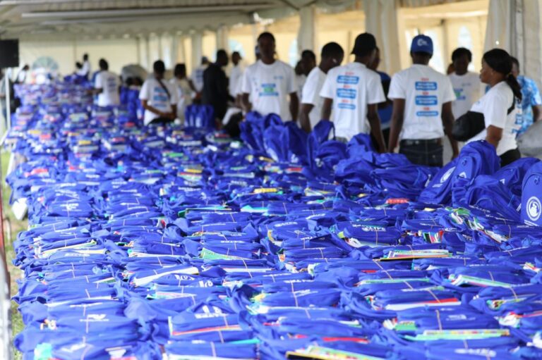 Rentrée solidaire au Togo : La LTPE sensibilise et accompagne 10 000 élèves avec des kits scolaires